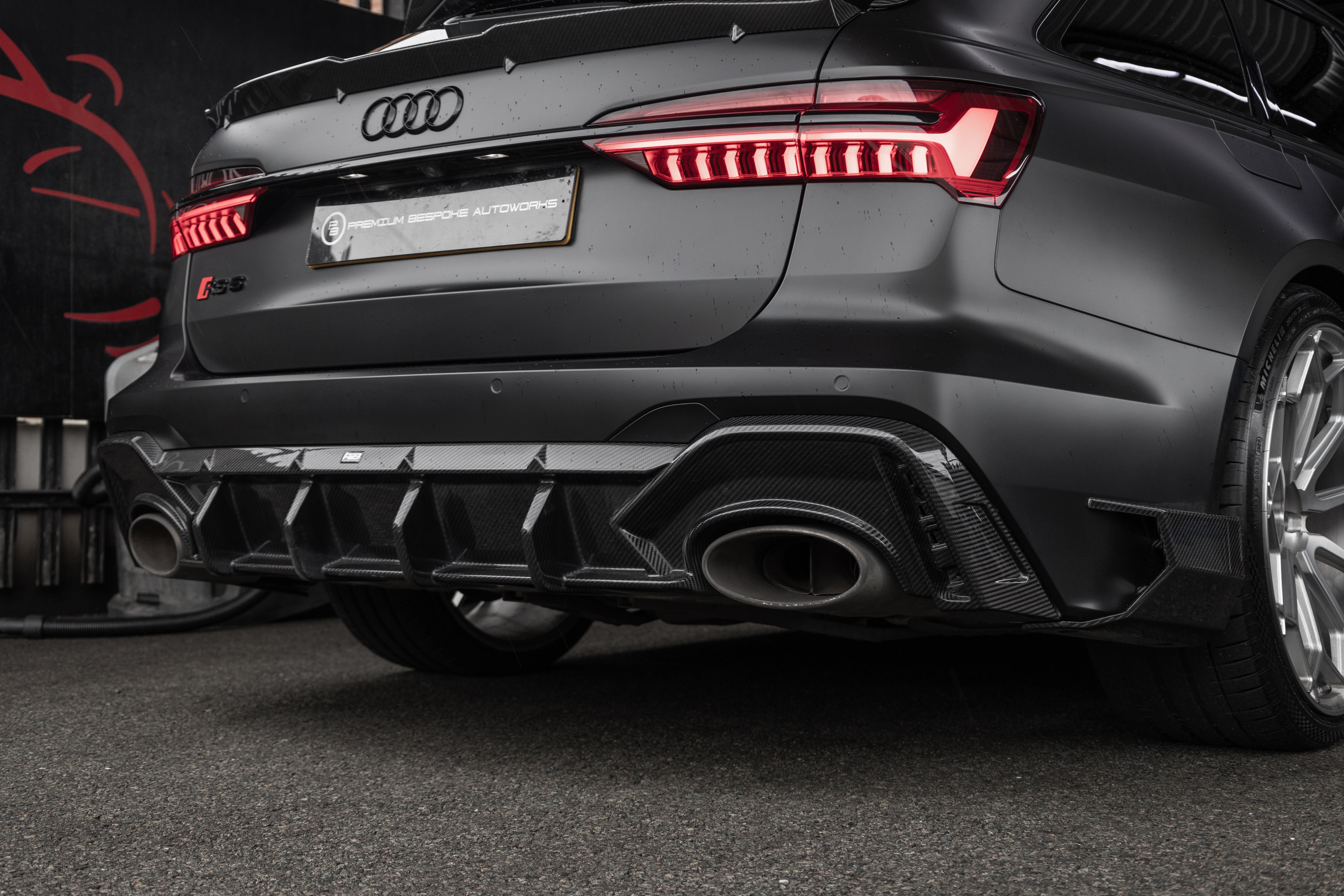 Carbon fibre rear diffuser for audi rs6 c8